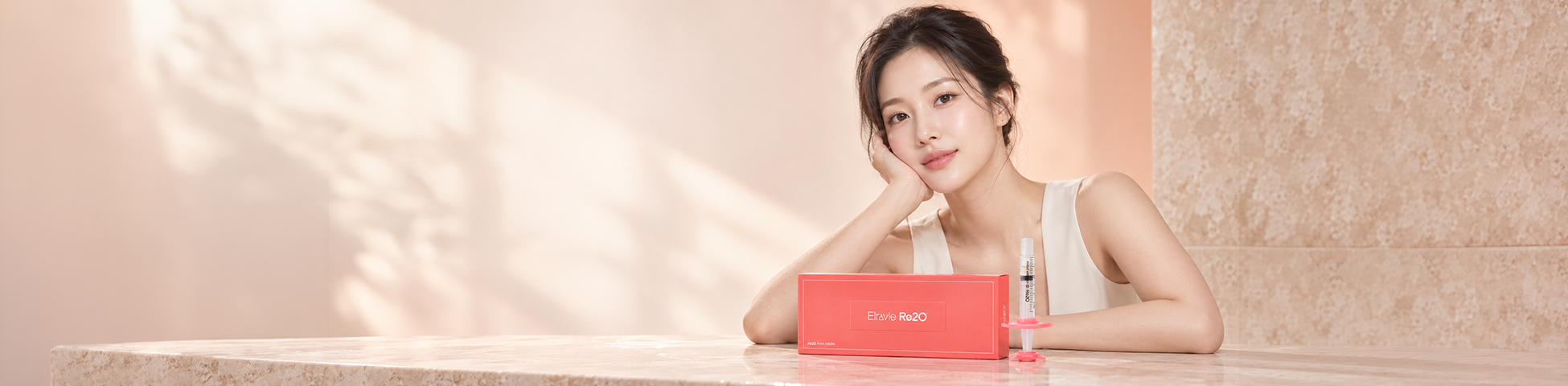 여성 모델과 코랄색 리투오 패키지, 용기를 함께 연출한 AI 이미지